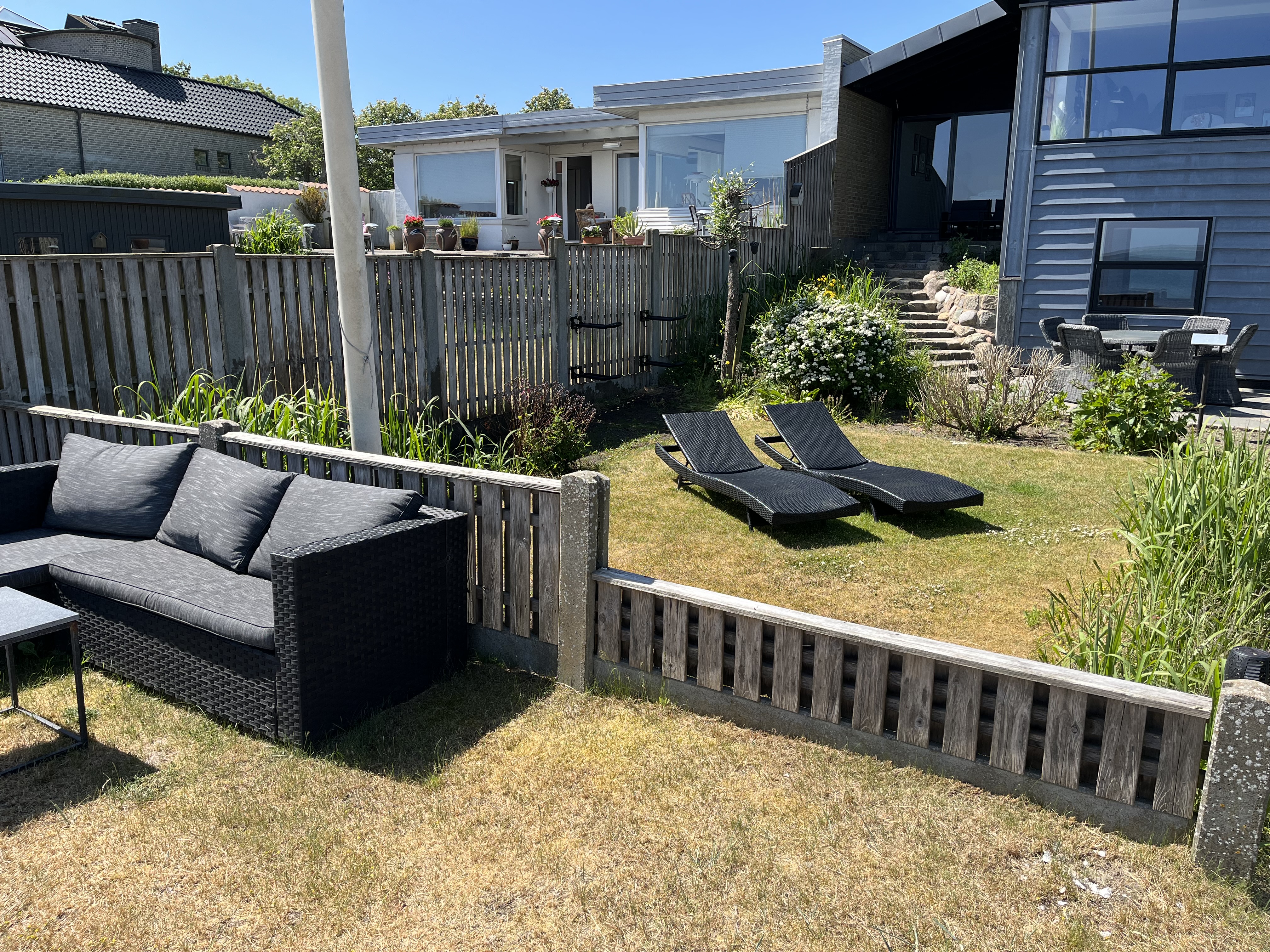 Solsenge på strandsiden